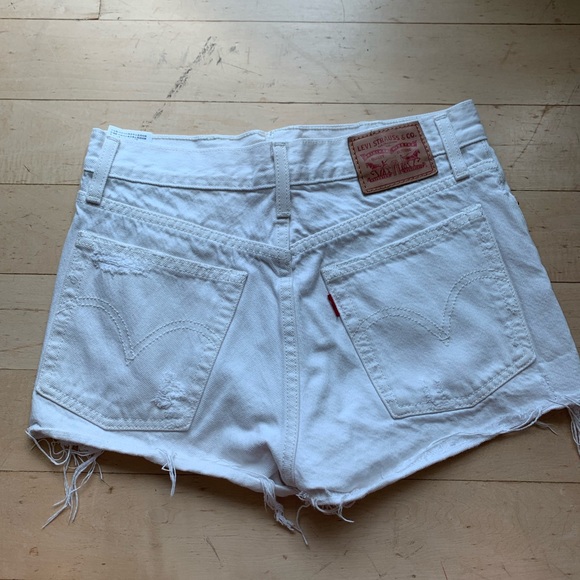 white levi shorts - Picture 2 of 2